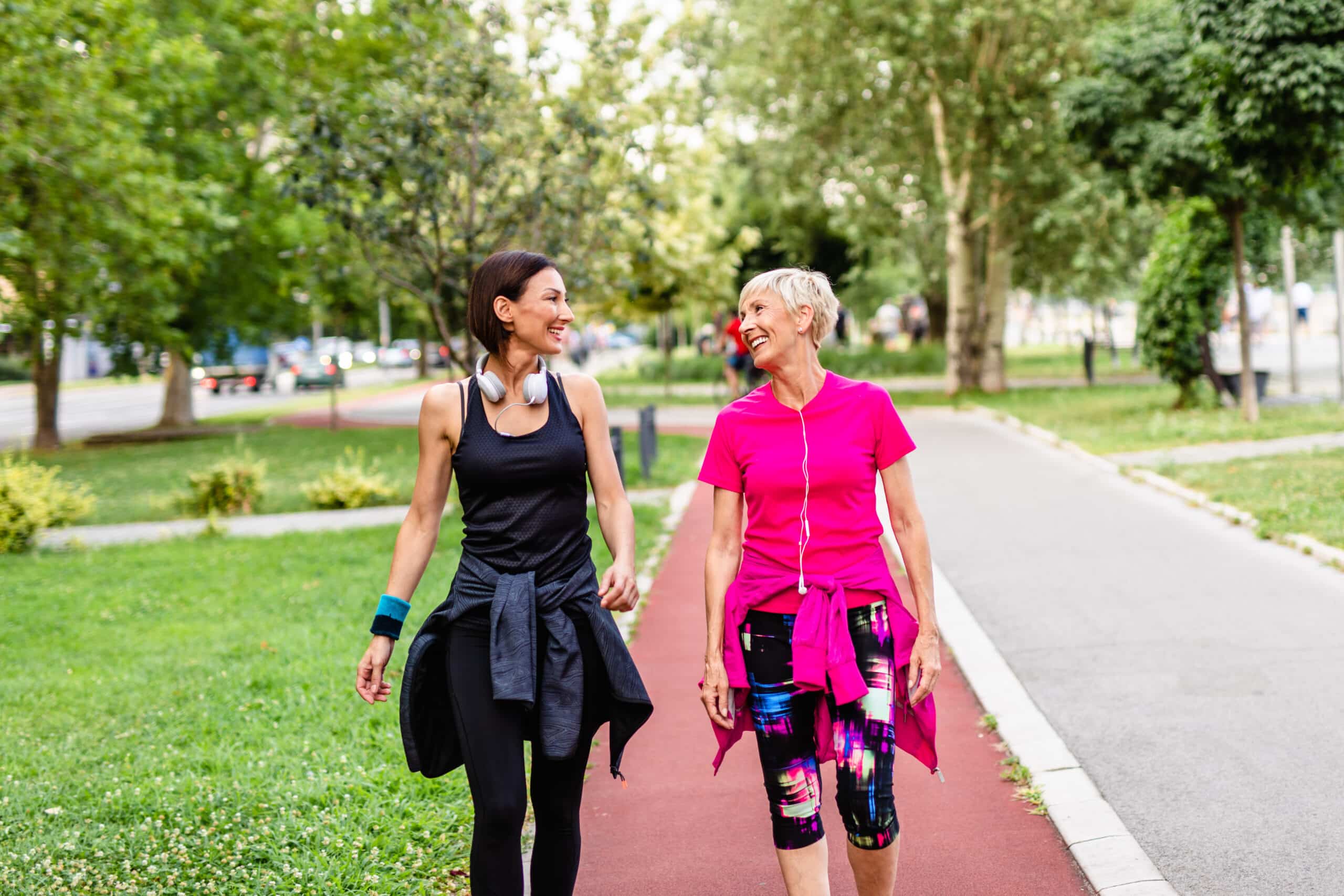 Alleen wandelen na je 40e is niet genoeg: waarom extra training nodig is