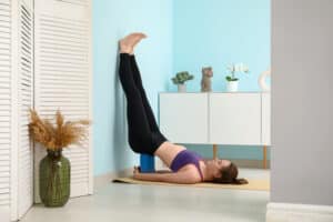 voordelen van pilates tegen de muur