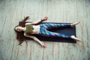 Je geest tot rust brengen met Savasana.