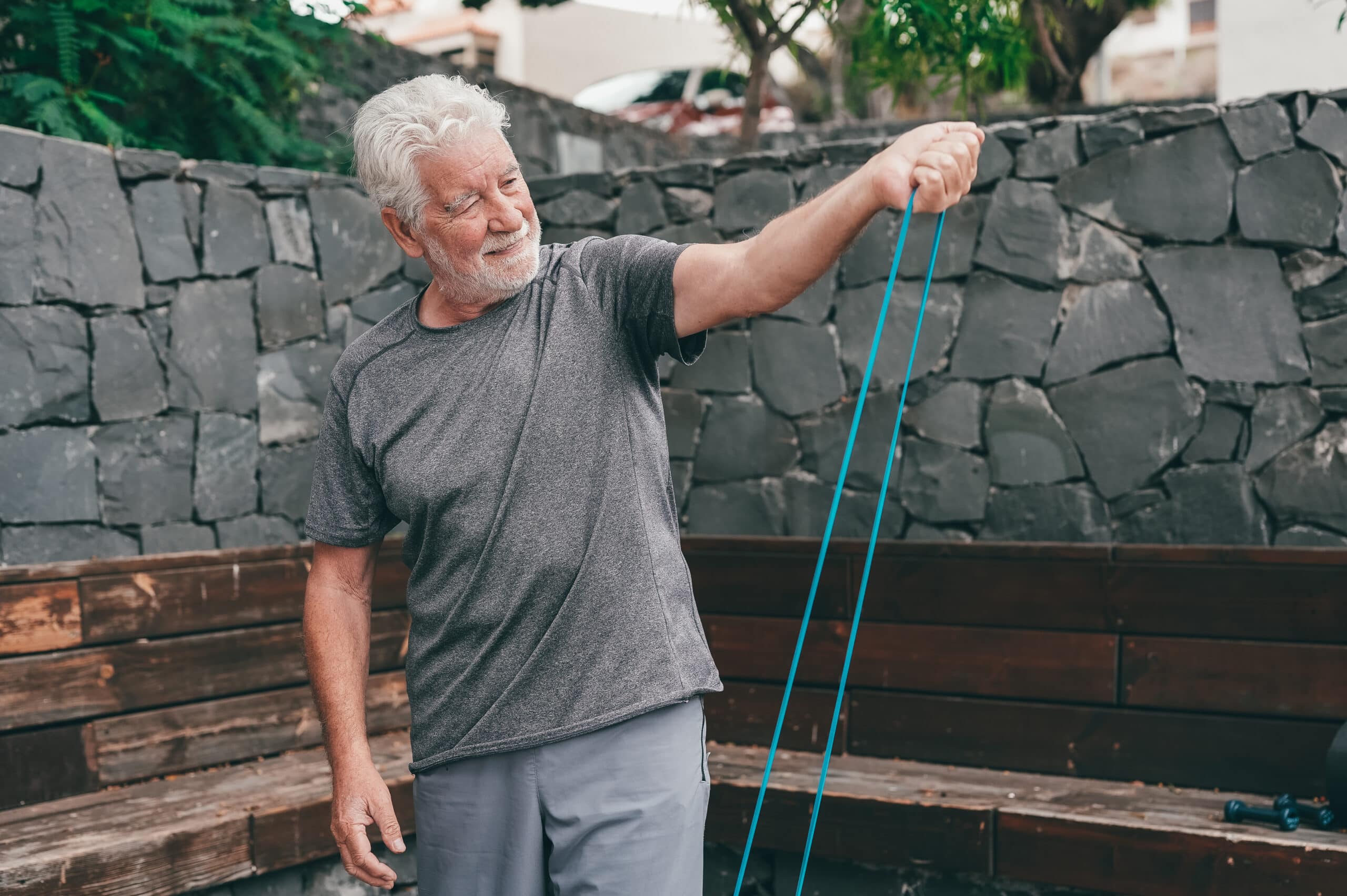 Niet zwemmen en niet pilates: de beste activiteit voor 65-plussers met gewrichtsproblemen